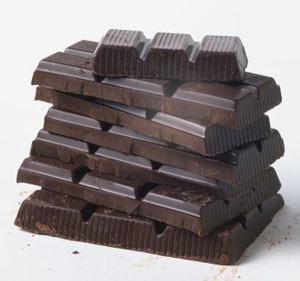 Nên tránh: Tránh ăn sôcôla hàng ngày, cho dù đó là sôcôla đen vì sôcôla đen vẫn có cacao nên vẫn có thể làm bạn tăng cân (tăng cân làm tăng nguy cơ mắc bệnh tim và đột quỵ). Một nghiên cứu ở Đức khuyên bạn chỉ nên tiêu thụ khoảng 6 gram sôcôla đen một ngày.