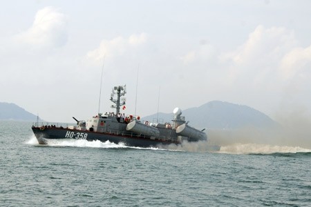 Tàu Vùng 3 thi thực hành trên biển.