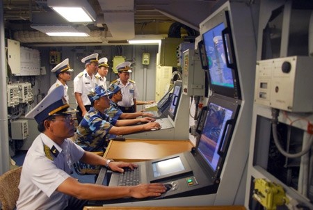 Tiểu ban Khí tài-Điện tử chấm thi tại Trung tâm chỉ huy tàu Đinh Tiên Hoàng.