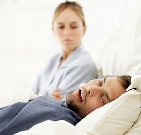 Ngủ ngáy: Các tác nhân thông thường gây nên tình trạng ngáy khi ngủ bao gồm béo phì, các rối loạn khác như bệnh xoang, polyp mũi, dị ứng, viêm sưng đường hô hấp, bị chứng rối loạn giấc ngủ hoặc bị chứng ngưng thở trong lúc ngủ.