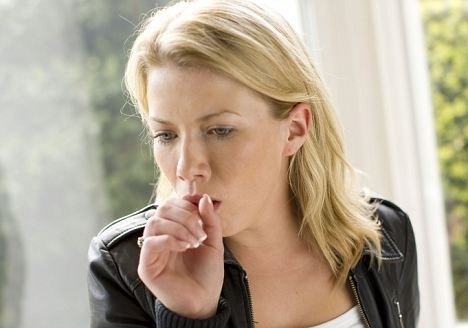 Ho dai dẳng: Theo giới chuyên môn, một vài tác nhân có thể gây ho như cổ họng bị kích thích, dị ứng hoặc bị chứng trào ngược axít. Tuy nhiên, nếu tình trạng ho kéo dài, bạn có thể bị chứng tắc nghẽn phổi mãn tính (COPD), xơ hóa phổi hoặc các vấn đề về tim, gây ra tình trạng dịch lỏng bị tích tụ trong phổi.