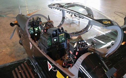 Buồng lái hiện đại, tiện nghi của máy bay chiến đấu cánh quạt EMB-314 Super Tucano.