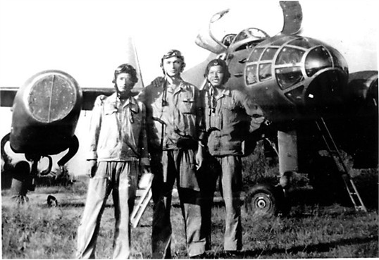 Tổ bay IL- 28 sau khi hoàn thành nhiệm vụ hạ cánh về sân bay an toàn.