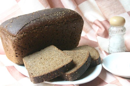 9. Bánh mì đen: Một chiếc bánh mỳ đen có chứa 69% calo để nạp năng lượng cho cơ thể khi sử dụng.