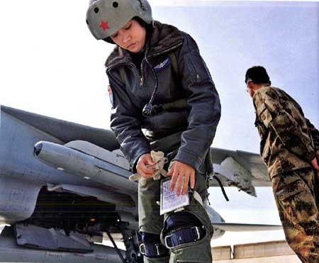 Một nữ phi công Trung Quốc chuẩn bị trước giờ cất cánh.
