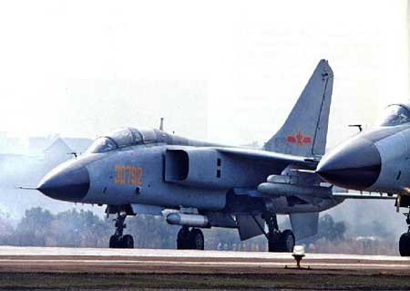 FBC-1 ra đường băng cất cánh, điều khiển mỗi chiếc máy bay là 2 nữ phi công của Không quân Trung Quốc.