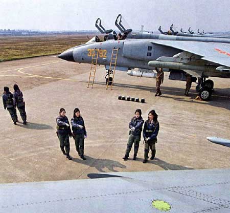 Các nữ phi công Trung Quốc sau chuyến bay huấn luyện. Trong tương lai, số lượng nữ phi công sẽ tăng thêm, họ không chỉ đảm nhiệm lái máy bay tiêm kích mà còn điều khiển máy bay ném bom, máy bay vận tải, tiếp dầu.