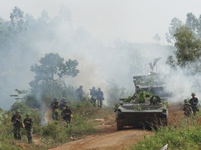 Đại đội xe BMP1 cùng bộ binh hành quân chiếm lĩnh trận địa.