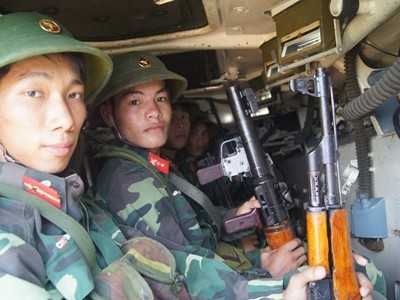 Chiến sĩ bộ binh trên xe BMP1.