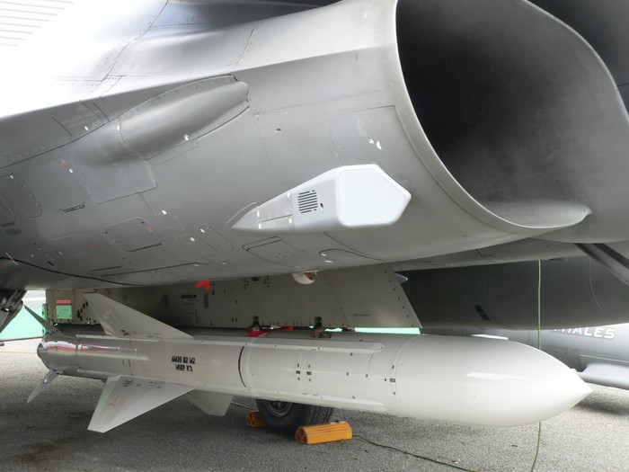 Tên lửa Exocet lắp đặt ở giữa thân máy bay Rafale M với ký hiệu AM39 B2 M2 (viết tắt của AM39 block2 Mod2)