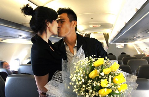 Phan Thanh Bình có màn tỏ tình lãng mạn với vợ yêu trên chuyến bay của VietJet Air.