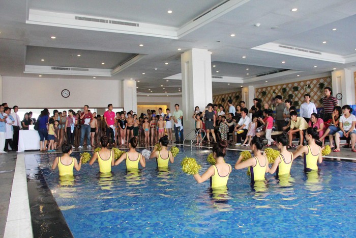 Không khí khai mạc trở nên sôi động với sự trình diễn dưới nước của nhóm nhảy, hứa hẹn một cuộc tranh tài bơi lội gay cấn, hấp dẫn sắp diễn ra.