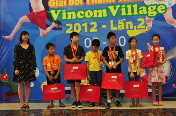 Các bé nhận phần thưởng cho Giải đồng đội xuất sắc nhất.