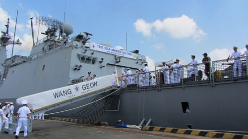 Thủy thủ đoàn nối thang lên xuống cho khu trục hạm Wang Geon