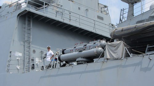 Cụm 3 ống phóng ngư lôi cỡ 324 mm bên mạn tàu