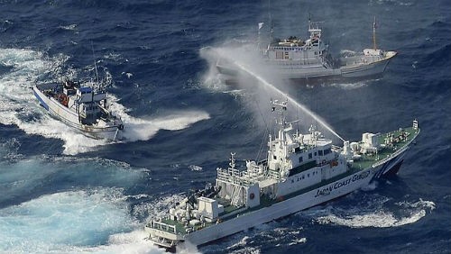 Tàu canh gác bờ biển Nhật Bản trong cuộc đấu vòi rồng với tàu Đài Loan hôm 25/9.