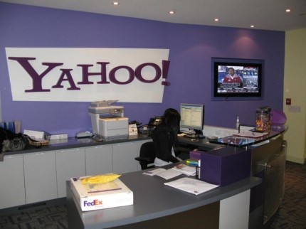 Trong thời gian qua, cái tên Yahoo! chỉ được nhớ đến nhờ hàng loạt scandal của CEO hãng này. Carol Batz bị sa thải do không thể vực dậy công ty, còn người kế nhiệm Scott Thompson phải từ chức vì scandal bằng giả. Theo Emarketer, doanh thu từ quảng cáo trên website của Yahoo! chỉ chiếm 9,3% năm 2012, thấp hơn rất nhiều so với 15,4% của Google hay 14,4% của Facebook.