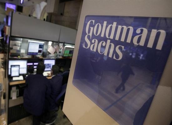 Goldman Sach đã chịu thiệt hại rất lớn sau cuộc khủng hoảng tài chính do tham gia vào việc mua bán các khoản nợ thế chấp phức tạp. Doanh thu nửa đầu năm của hãng này đã xuống mức thấp nhất kể từ 2005 do khối lượng giao dịch yếu. Vì vậy, Goldman Sach đã chọn giải pháp cắt giảm 14% nhân sự chỉ trong 6 tháng đầu năm.