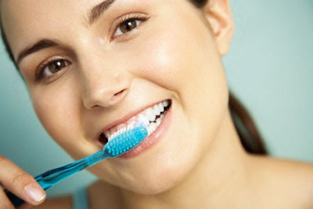 Bên cạnh đó, có nhiều người quan niêm đánh răng càng lâu càng sạch. Điều này cũng gây tổn hại cho lợi và men răng.