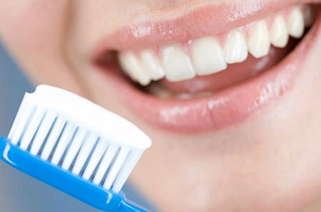 Các nha sỹ khuyến nghị bạn nên đánh răng bằng nước ấm vì đó là môi trường nhiệt độ gần nhất với nhiệt độ cơ thể.