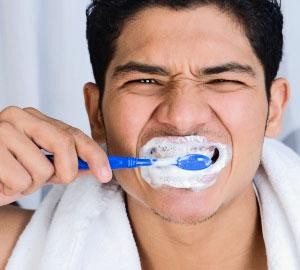 Đánh răng quá mạnh: Dùng lực quá nhiều khi đánh răng có thể làm tổn thương nướu, có thể gây hại cho răng. “Cần phải đánh răng với một lực vừa phải. Lực bạn sử dụng để đánh răng tưởng rằng như rất nhẹ, nhưng thực tế lại là lớn vì lực đó chỉ tập trung ở một khu vực nhỏ”, giáo sư Peter Heasman, chuyên gia răng miệng ở trường Đại học Newcastle (Anh) cho biết.