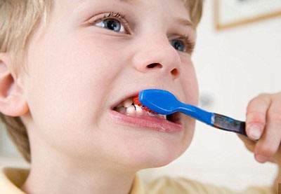 Đánh răng ngang một bên: Một cuộc khảo sát cho thấy hơn 90% người dân Trung Quốc áp dụng cách đáng răng ngang. Mục đích của việc đánh răng là loại bỏ vi khuẩn và những chất dư thừa bám trên bề mặt răng chứ không phải là làm mòn răng.