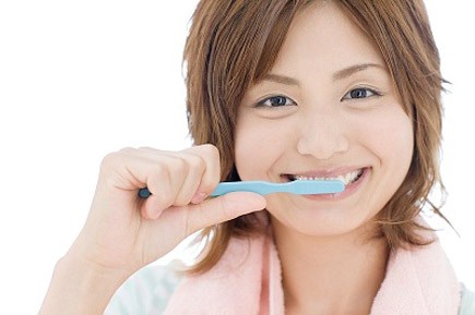 Đánh răng quá nhanh hoặc quá lâu: Nhiều người nghĩ rằng đánh răng là để loại bỏ vi khuẩn và mảnh vụn thức ăn. Trên thực tế, điều đó không hoàn toàn đúng. Súc miệng bằng nước có thể loại bỏ được hơn 90% các dư lượng thực phẩm còn mục đích đánh răng cẩn thận là để tiêu diệt các mảng bám.