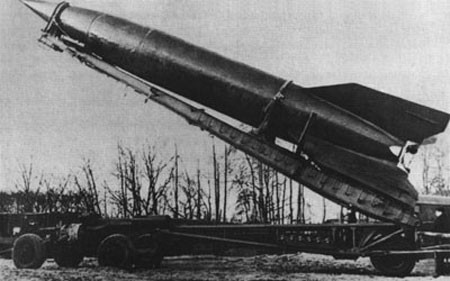 Tên lửa đạn đạo đầu tiên do Liên Xô sản xuất, R-1 (Mỹ định danh là SS-1A).