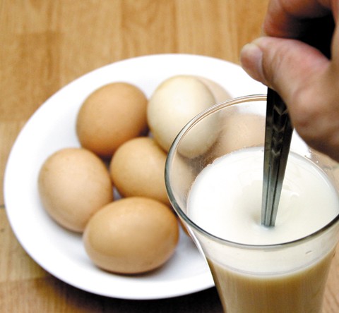 1. Uống sữa đậu nành với ăn trứng: Uống sữa đậu nành khi ăn trứng ốp la hoặc trứng luộc là thói quen ăn sáng của khá nhiều người. Sữa đậu nành giàu protein thực vật, chất béo, carbohydrate, vitamin, khoáng chất và chất dinh dưỡng khác, uống một mình thì có hiệu ứng bổ dưỡng cao, nhưng nếu uống cùng lúc với ăn trứng thì lại không tốt.