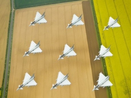 Đội máy bay Typhoon trình diễn trên bầu trời Lincolnshire chào mừng Đại lễ Kim cương của Nữ hoàng Anh.