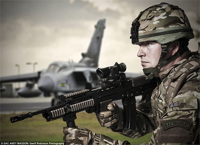 Hạ sĩ Steve Cavanagh trong bộ đồng phục mới của Không quân Hoàng gia Anh