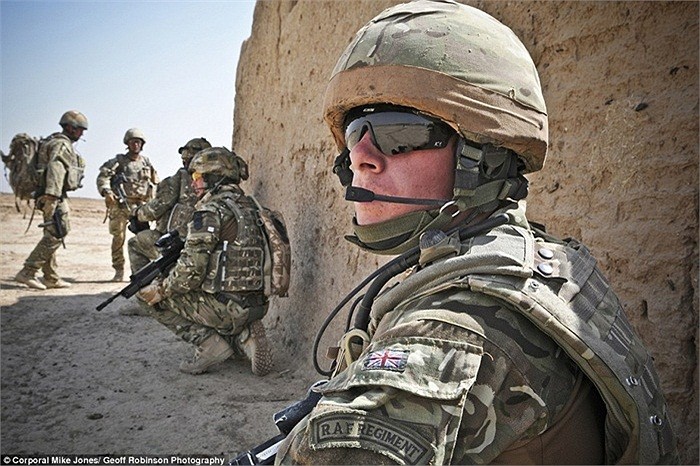 Các binh sĩ Phi đội số 58 của Không quân Hoàng gia Anh tuần tra gần trại Bastion ở Afghanistan