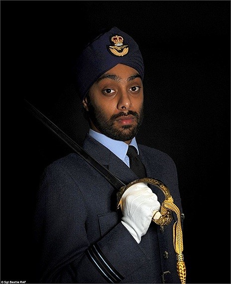 Trung úy Không quân Princejit Ubhi chụp ảnh trong bộ trang phục truyền thống theo tôn giáo của mình