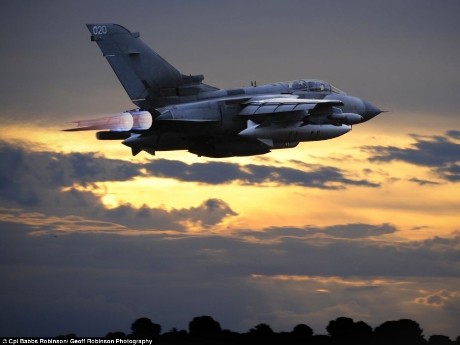 Máy bay Tornado GR4 bay từ căn cứ Marham của Không quân Hoàng gia Anh mang theo tên lửa hành trình Storm Shadow. Bức ảnh do Corporal Babbs Robinson chụp.