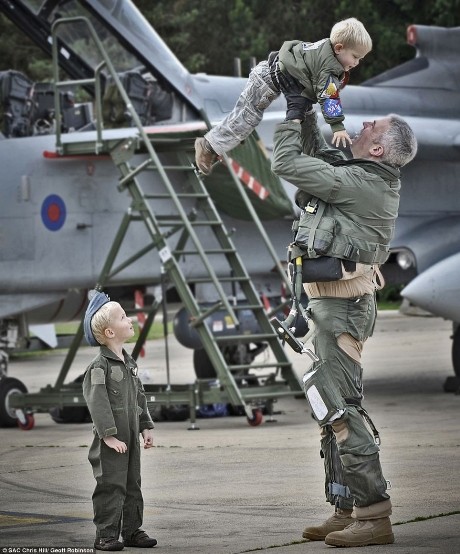 Bức ảnh Chào mừng trở về nhà, ảnh cho thấy một lính không quân hân hoan chào đón hai cậu con trai sau khi hoàn thành nhiệm vụ và trở về căn cứ Marham.