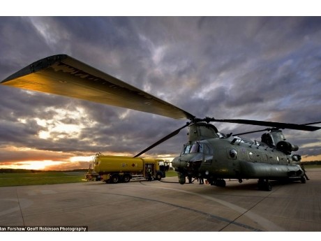 Máy bay Chinook đang tiếp nhiên liệu ở căn cứ RAF Shawbury.