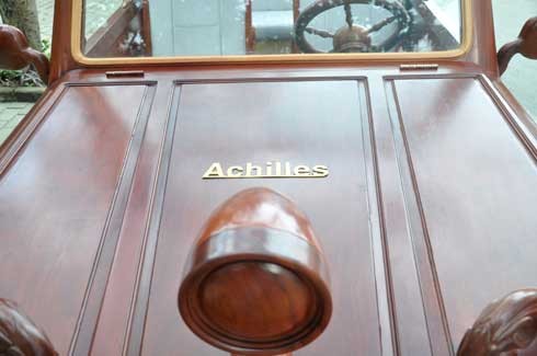 Tên xe được đặt là Achilles. Các bộ phận của xe được làm từ gỗ căm xe, tần bì, walnut (óc chó) nhập từ nước ngoài.