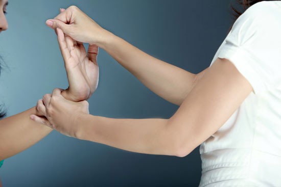 Bạn có thể thực hiện theo động tác sau: Áp hai lòng bàn tay vào với nhau, xoa nhẹ hai lòng bàn tay để làm nóng sau đó gập bàn tay lại, lần lượt kéo dài lần lượt ngón út, ngón đeo nhẫn, ngón giữa, ngón trỏ, lặp đi lặp lại 10 lần như vậy. Động tác này có thể thúc đẩy sự lưu thông máu ở cổ tay, giảm bớt trạng thái cứng tay và có hiệu quả trong phòng chống hội chứng ống cổ tay.