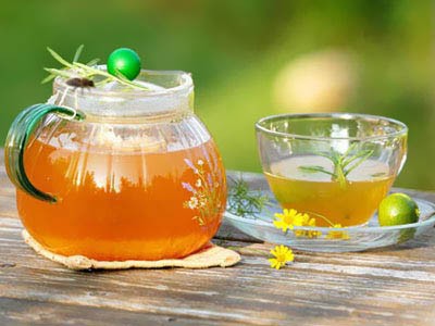 Nước chanh+mật ong: Nước chanh + mật ong đều có tác dụng kháng khuẩn chống viêm, kết hợp với nhau càng có công hiệu giảm đau họng và giảm chứng viêm.