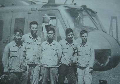 Từ phải qua: Lê Quang Vinh, Hồ Duy Hùng, Lê Đình Ký, Hoàng Đức Ngư, Lê Hồng Nhị trong chuyến bay đầu tiên hạ cánh xuống đảo Trường Sa - Ảnh tư liệu trung đoàn 917
