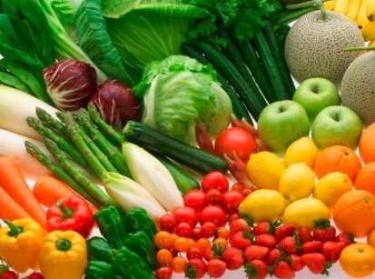 Những thực phẩm nên dùng: Trái cây và rau quả. Đây là những thực phẩm chứa chất xơ, giúp tăng cảm giác no và giảm mức cholesterol. Nên chọn trái cây có màu sắc tươi và rau củ như cà rốt, cà chua, rau bina, ớt chuông, dâu, cam, đu đủ, ... vì chúng rất giàu chất chống oxy hóa.
