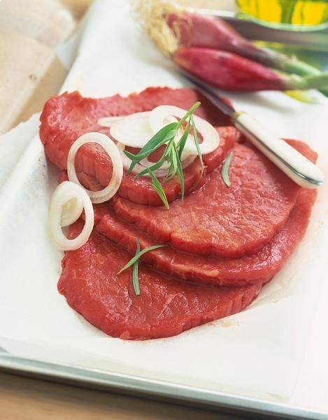 Thịt béo: Nên tránh ăn các loại thịt béo như thịt cừu và thịt bò, thay thế vào đó bạn có thể sử dụng gà không da và cá.