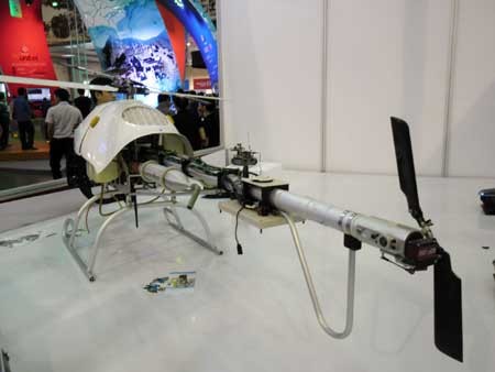 Nhìn từ đuôi UAV TITAN, bố trí 2 ống xả khói động cơ.