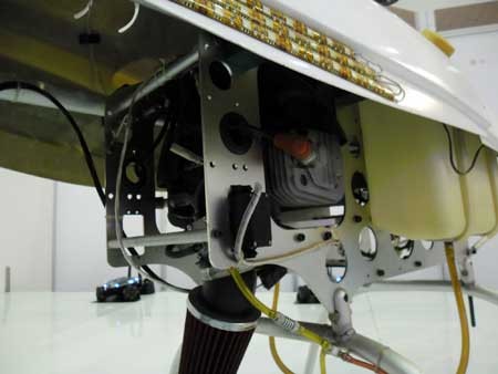 UAV TITAN trang bị động cơ xăng đốt trong và 2 bình xăng loại 3 lít.