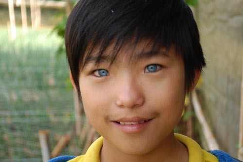 Đôi mắt xanh biếc của em Hào.