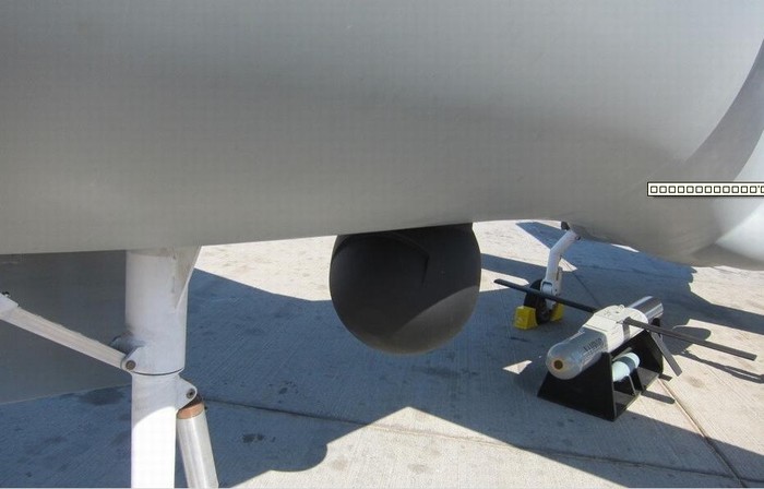 Hệ thống cảm biến giữa bụng máy bay và tên lửa NAMROD phía dưới khoang vũ khí