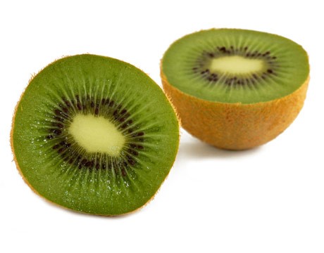 Kiwi: Quả kiwi là nguồn phong phú vitamin A, C và E. Vitamin C là chất chống ô-xy hóa có tác dụng bảo vệ cơ thể khỏi các phân tử gốc tự do, chống lại bệnh tim mạch, ung thư, và bệnh béo phì.