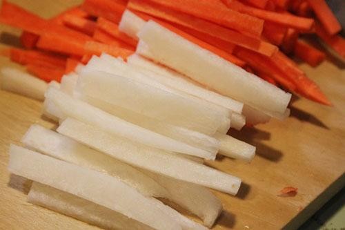 2. Trộn lẫn củ cải với cà rốt: Đừng nên trộn lẫn cà rốt với củ cải. Bởi vì, trong cà rốt có chứa enzyme có thể phá hủy vitamin C. Do đó, lượng vitamin C trong củ cải cũng sẽ bị phá hủy hoàn toàn khi ăn kèm với cà rốt.