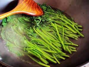 8. Nấu rau xanh quá lâu: Các loại rau xanh khi nấu thì không được nấu quá lâu. Nếu không, các nitrat trong rau xanh sẽ biến thành nitrite, bất lợi cho sức khỏe. Các loại rau đông lạnh cũng không được nấu quá lâu, nếu không rau sẽ bị nát mất rất nhiều dinh dưỡng.