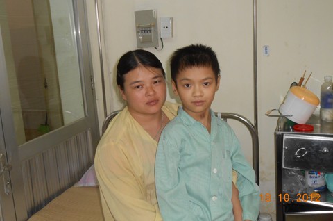 Cháu Huy và mẹ hạnh phúc ngày ra viện.